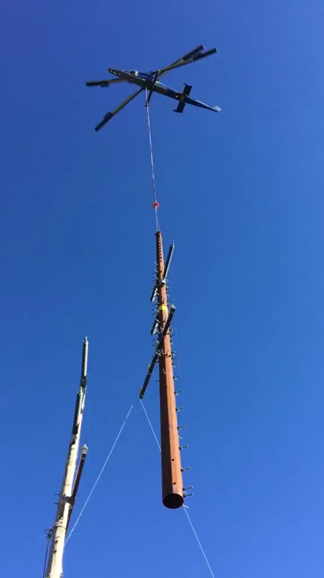 工业直升机吊装电线杆