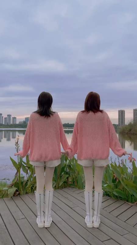 双胞胎看背影一起找不同看谁能找出4处不同答案交给你们-全民小视频