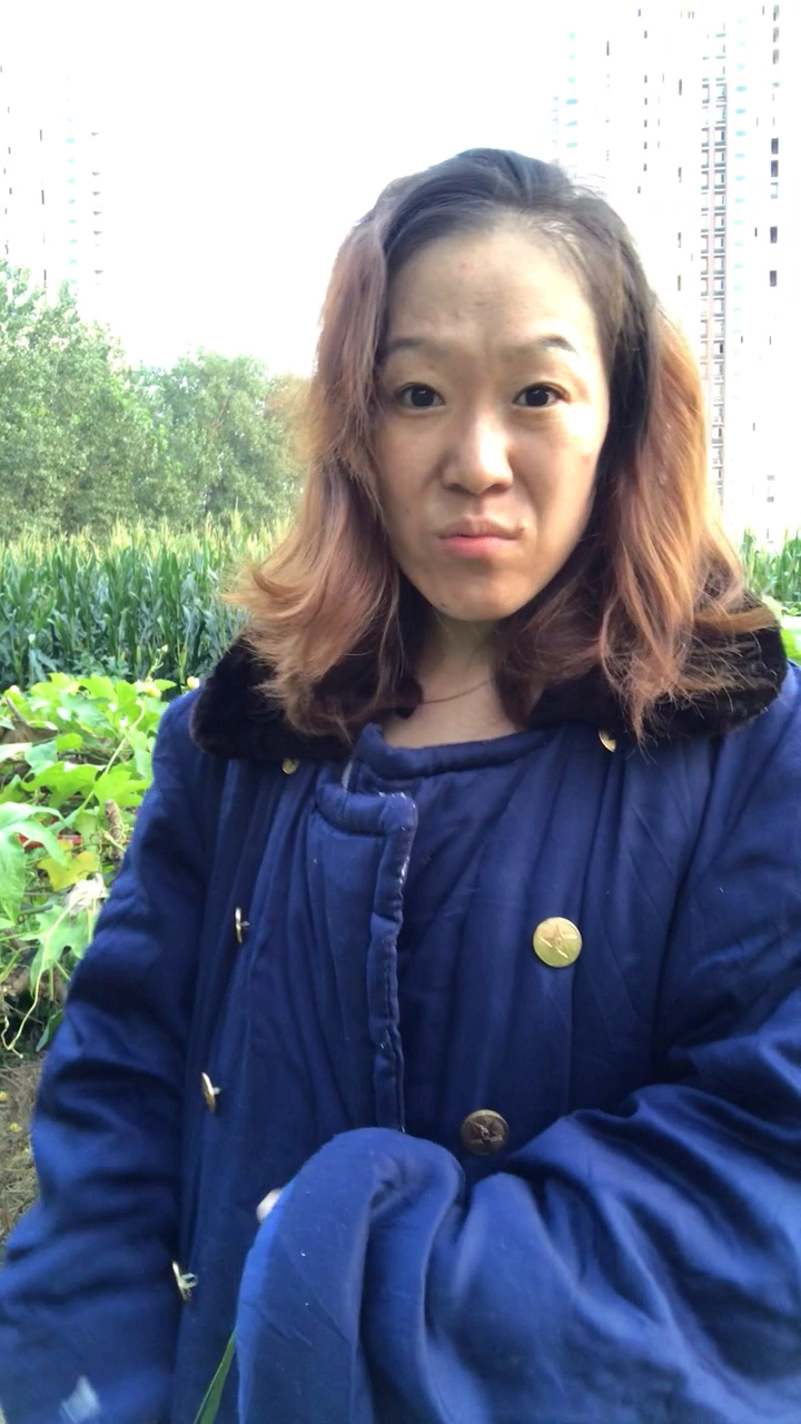 秋日穿搭#农村邋遢大妈遭哥哥嫂嫂嫌弃,打扮后惊呆他们