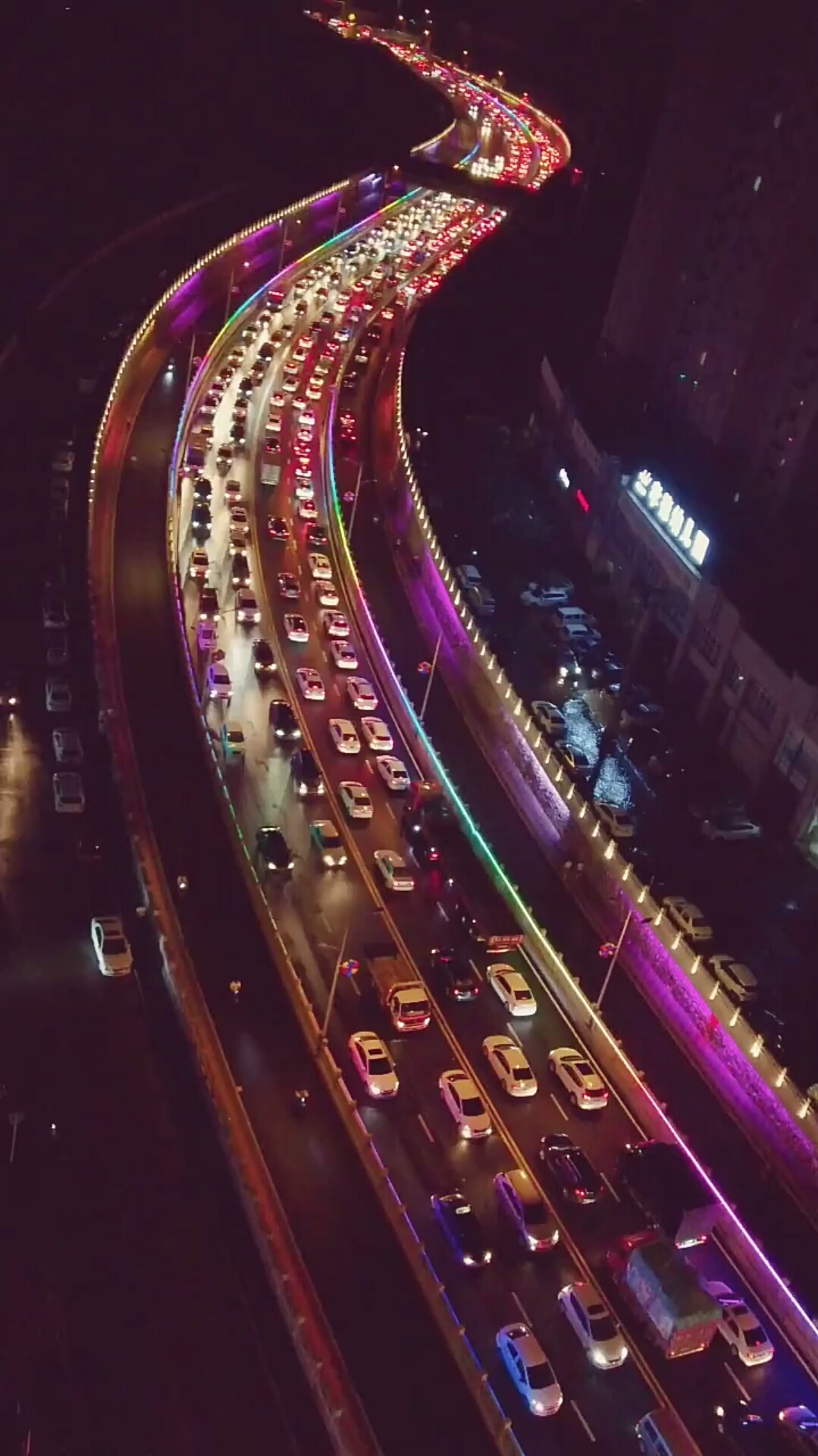 夜晚的堵车更漂亮