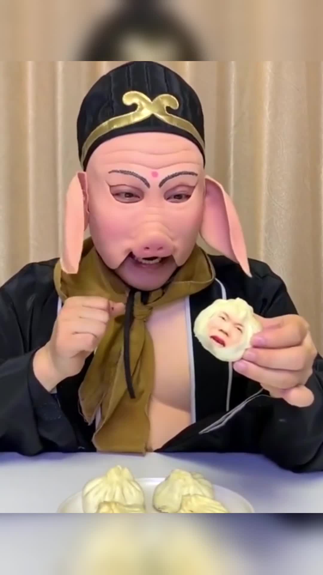 猪八戒太坏了,肉包一直叫猪八戒别吃它,猪八戒一点也不听话!