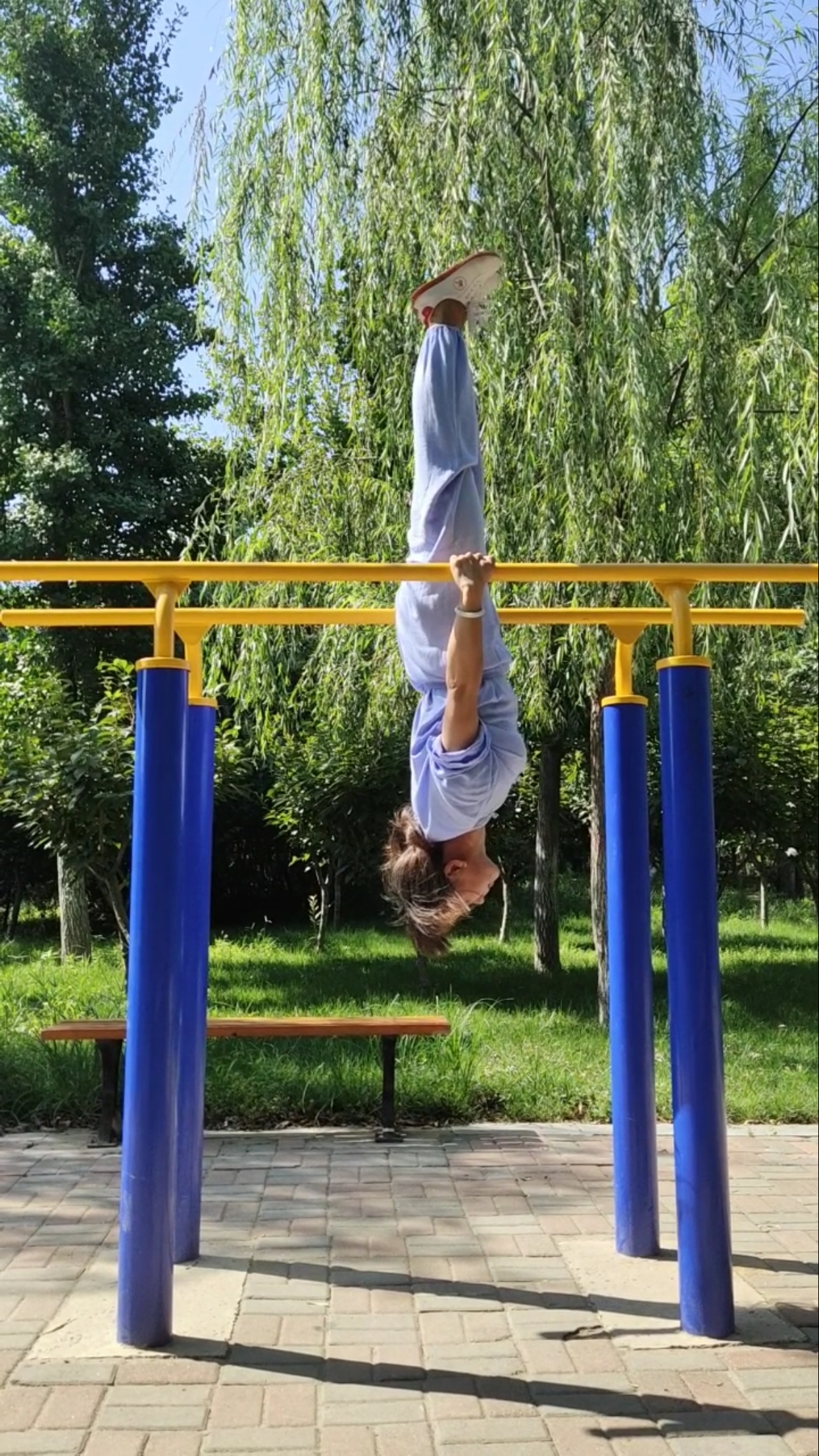 我要上热门#双杠倒立