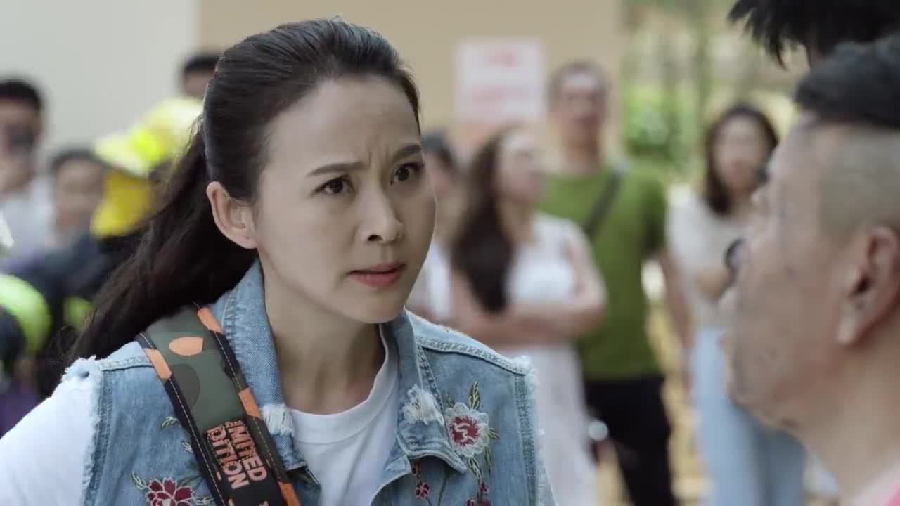 福星盈门:钱龙与美女一同站在家里,指责翻了错的梁好汉与裴总