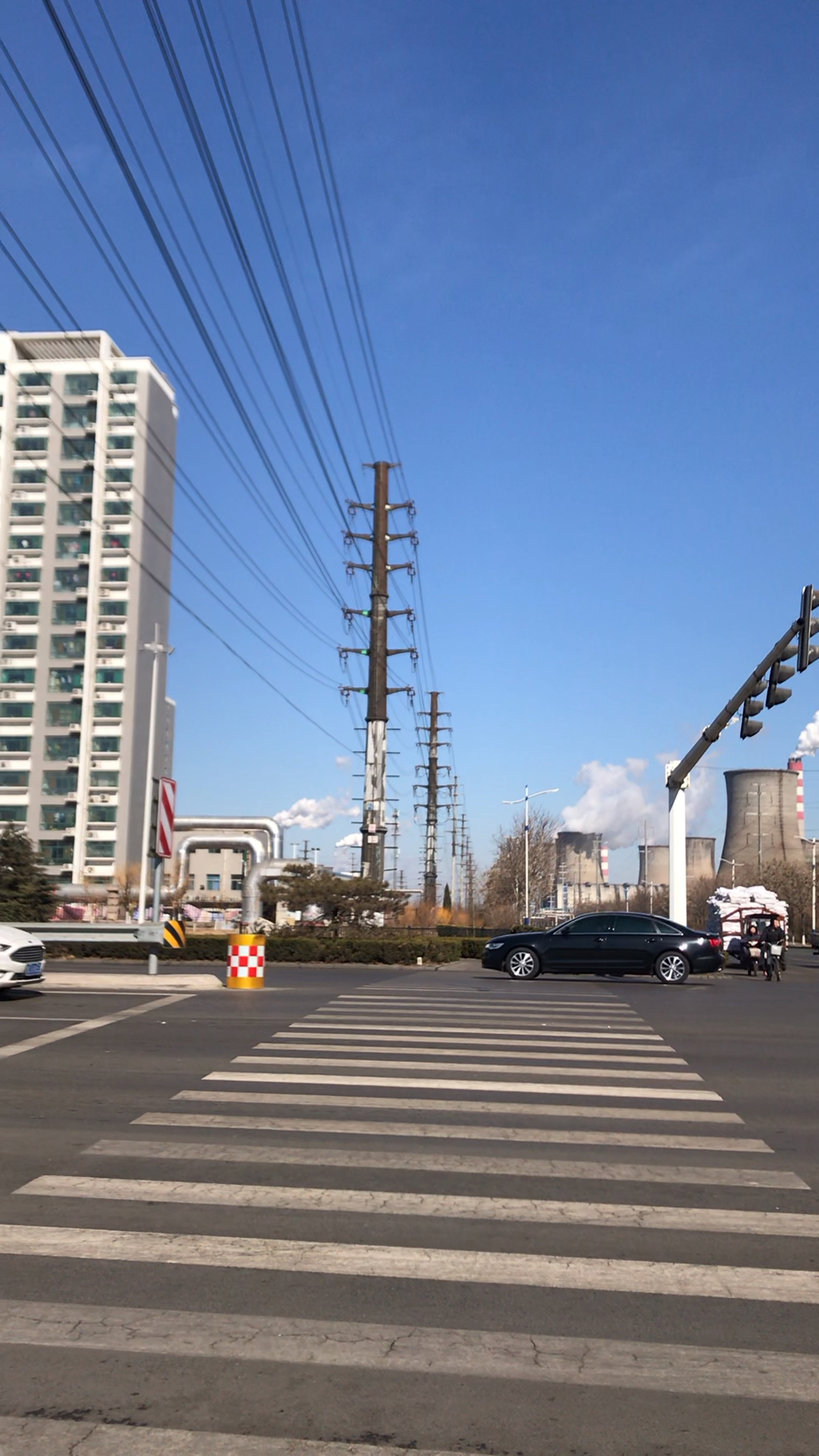 山东邹平的马路口 刚下完雪 天空很蓝 烟囱的烟更白