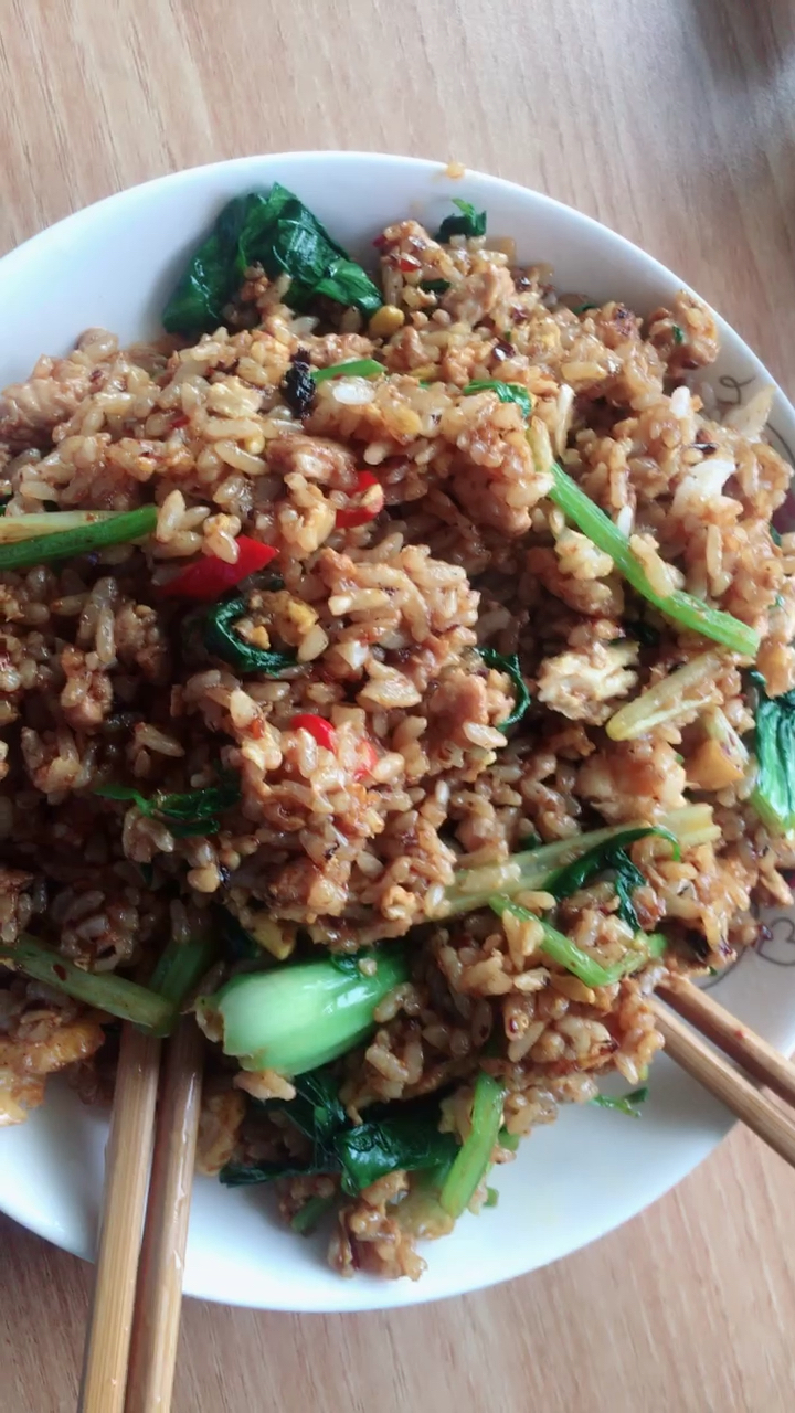 程序员今日早餐之肉丝鸡蛋炒饭,加入芹菜和青菜