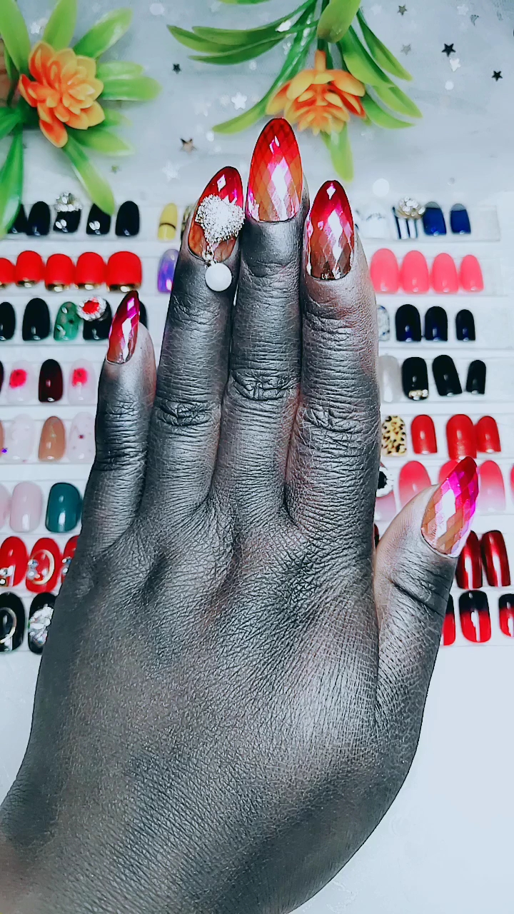 黑人自己在家做的美甲.快来看看