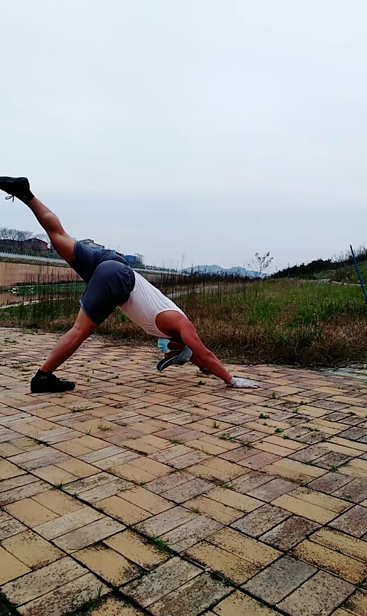 健身宁教练传递健身正能量#单腿下犬式练习