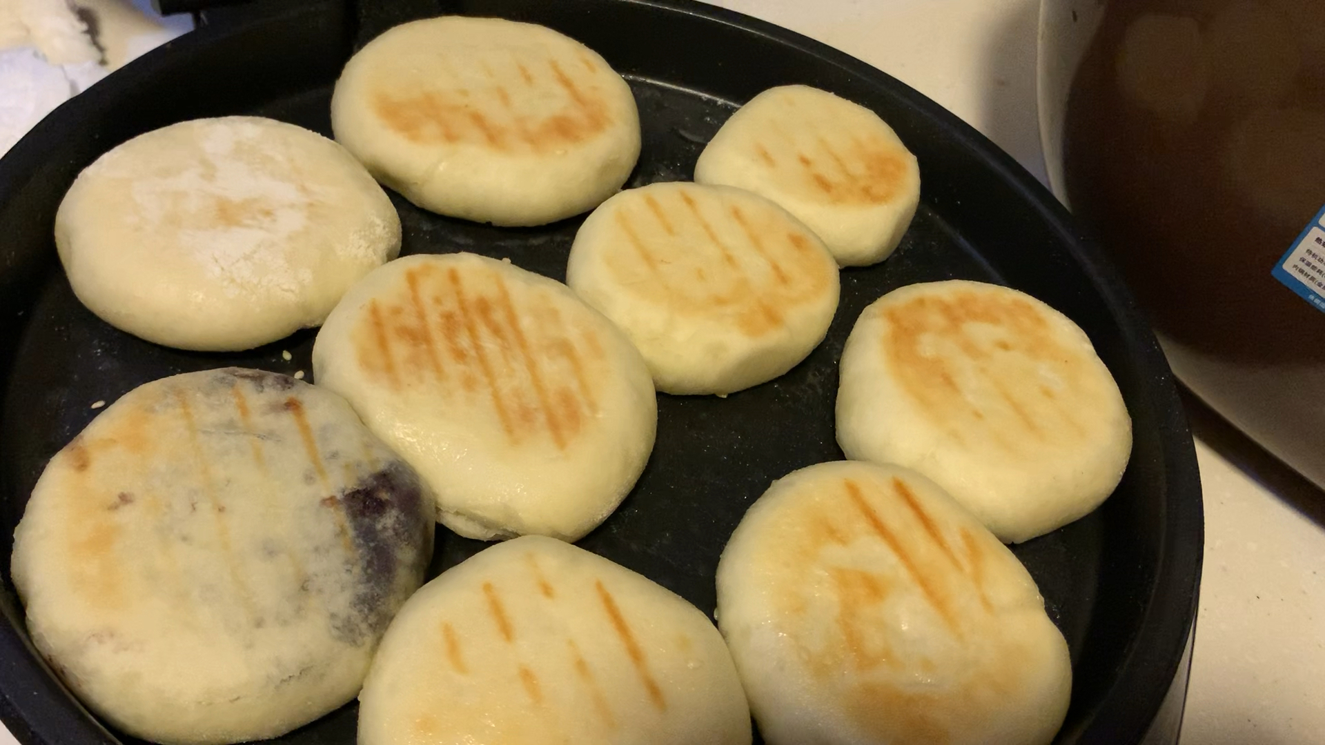 美食#美食:刚吃的芝麻盐小饼马上出锅,宣软香喷喷