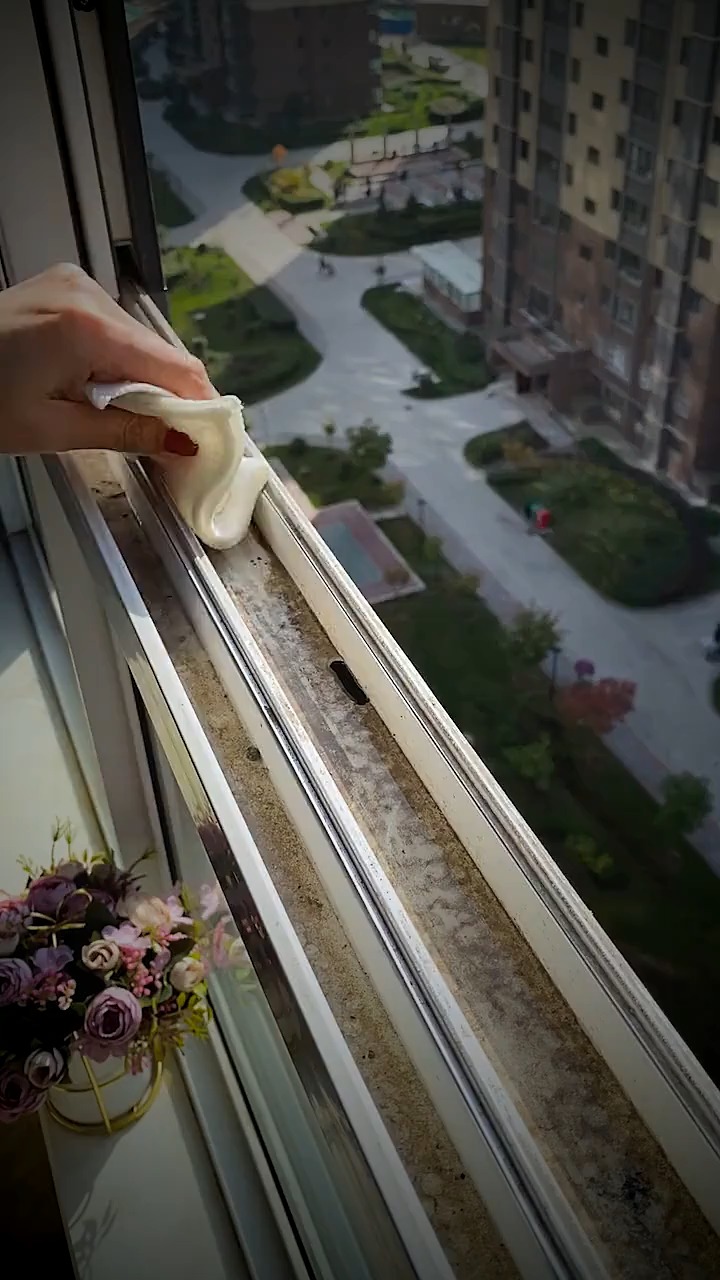 还在为窗槽难擦而烦恼吗?看看这个小刷子,专擦窗户边槽