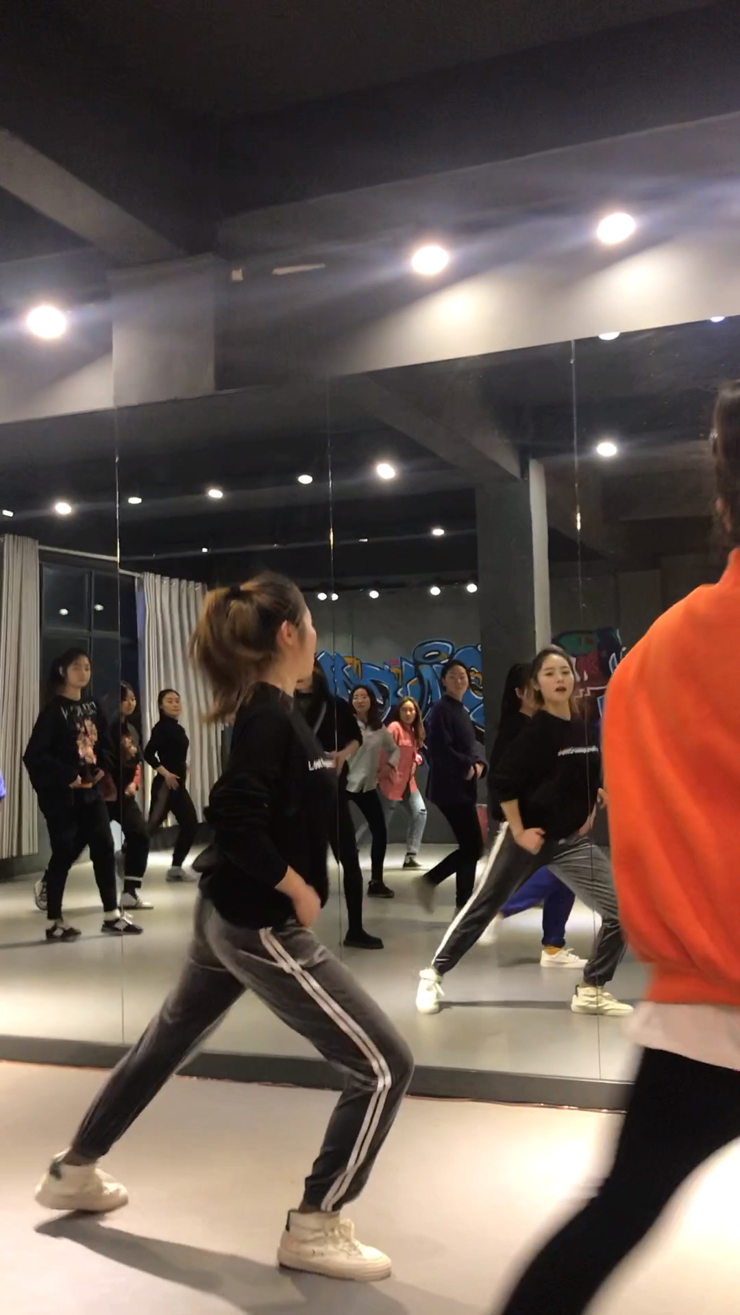 美女舞蹈老师,爵士舞课堂