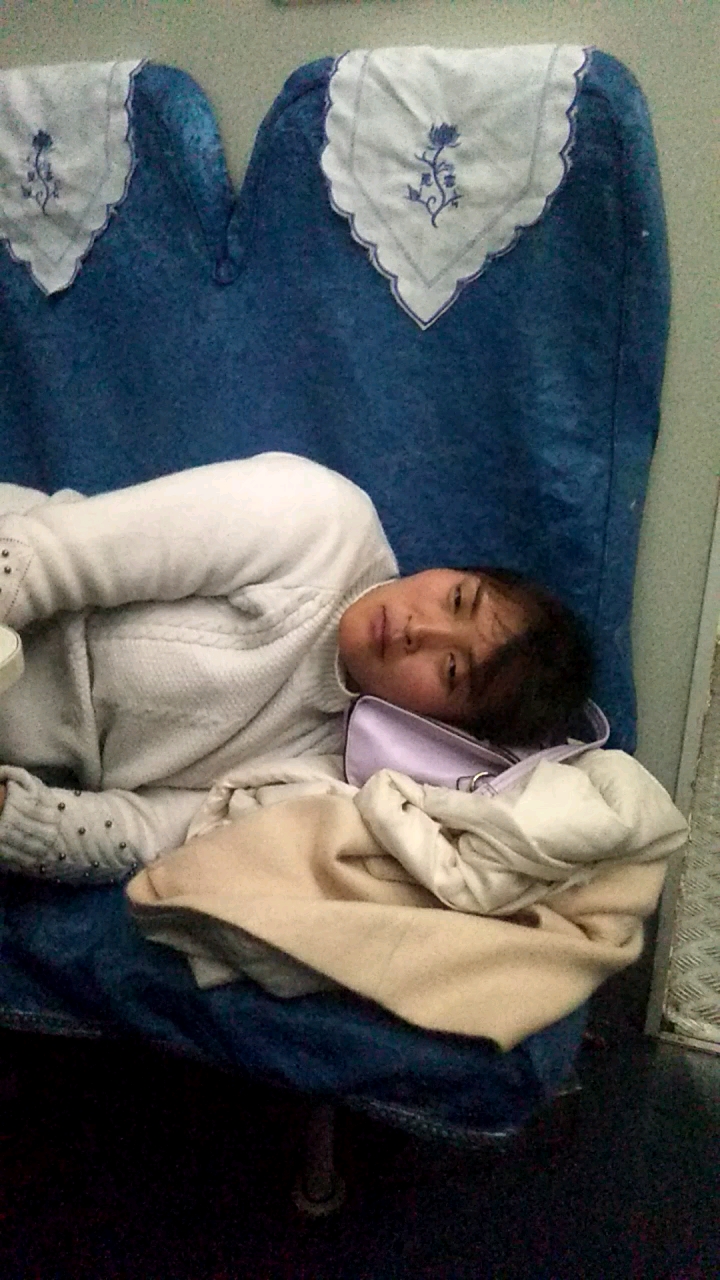 2020春运#家里的女媳妇第一次到贵阳坐火车累了.