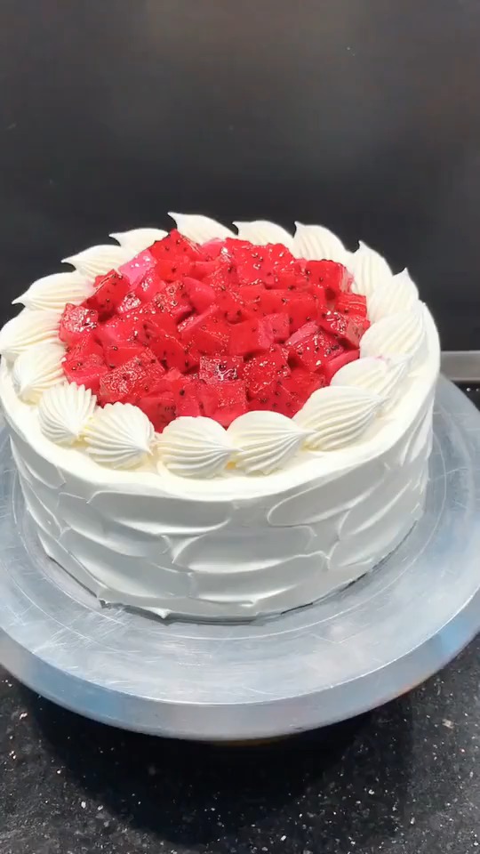 新品火龙果奶油生日蛋糕,喜欢的点赞!