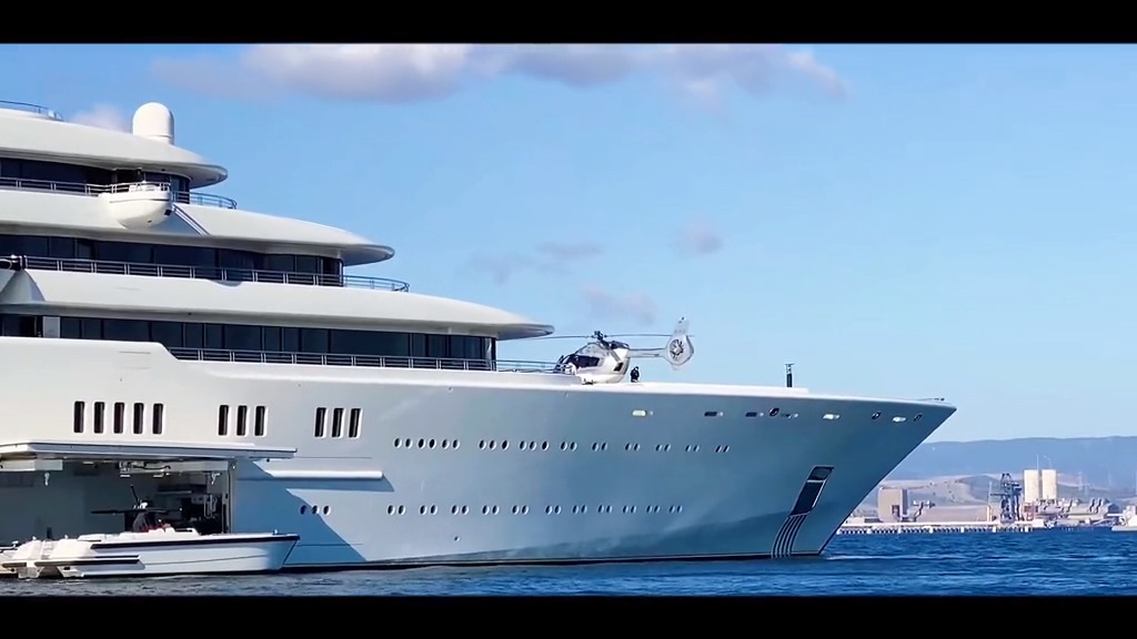 来自阿布拉莫维奇的超级游艇"日蚀号" 直升机降落在游艇甲板上 总排水