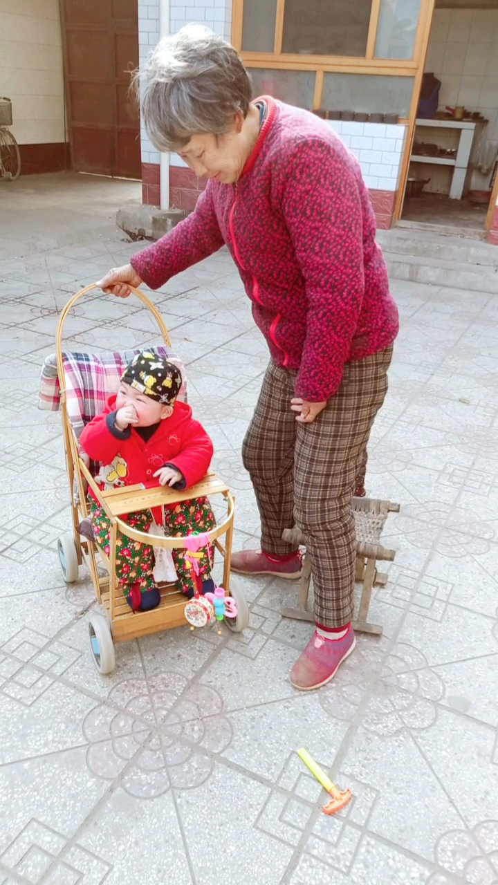 这个奶奶左手不方便只要孩子高兴奶奶就会天天带孙子到处玩,路过你为