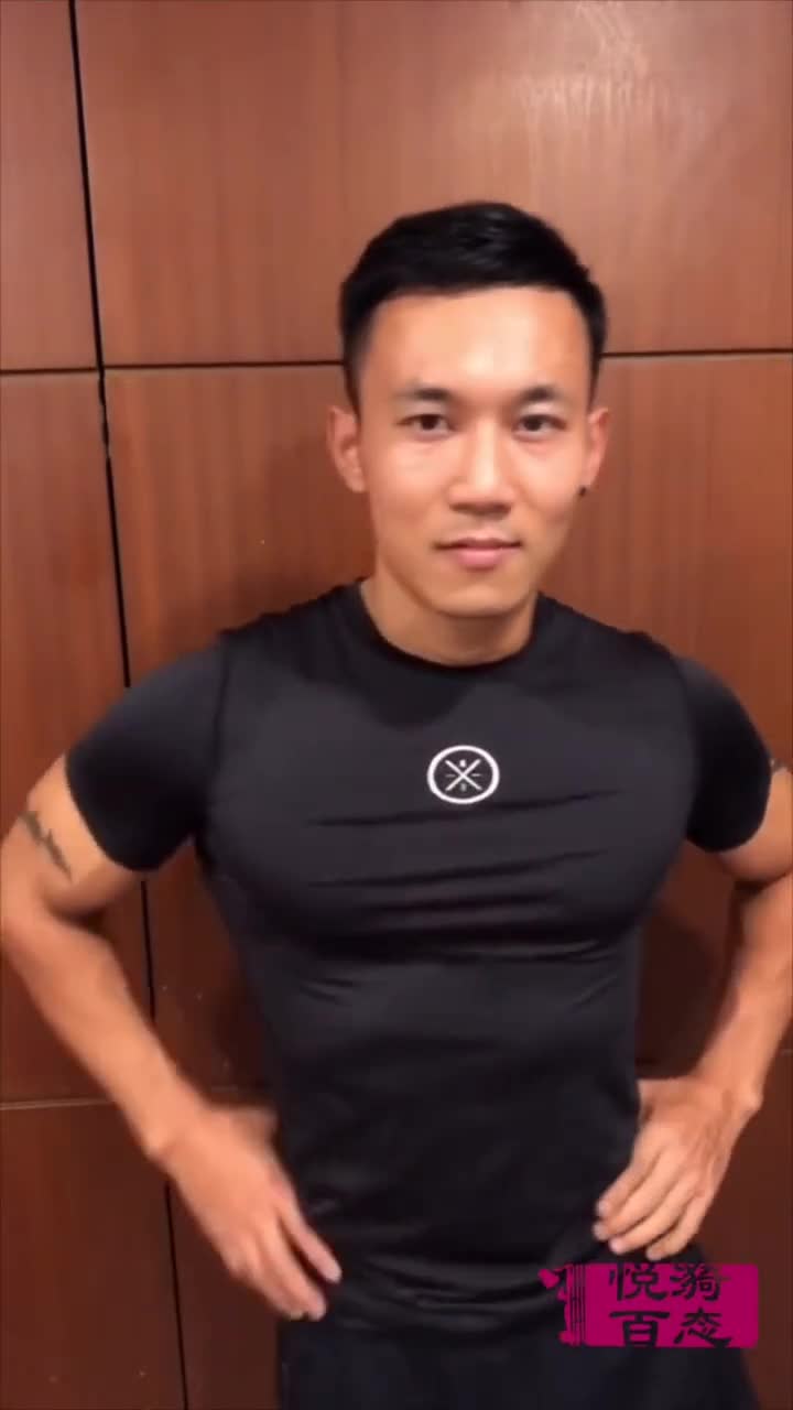 肌肉男的麒麟臂真是壮硕,t恤下的倒三角身材也尽显雄性魅力!