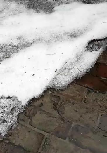 山西晋中寿阳县遭遇雨加冰雹