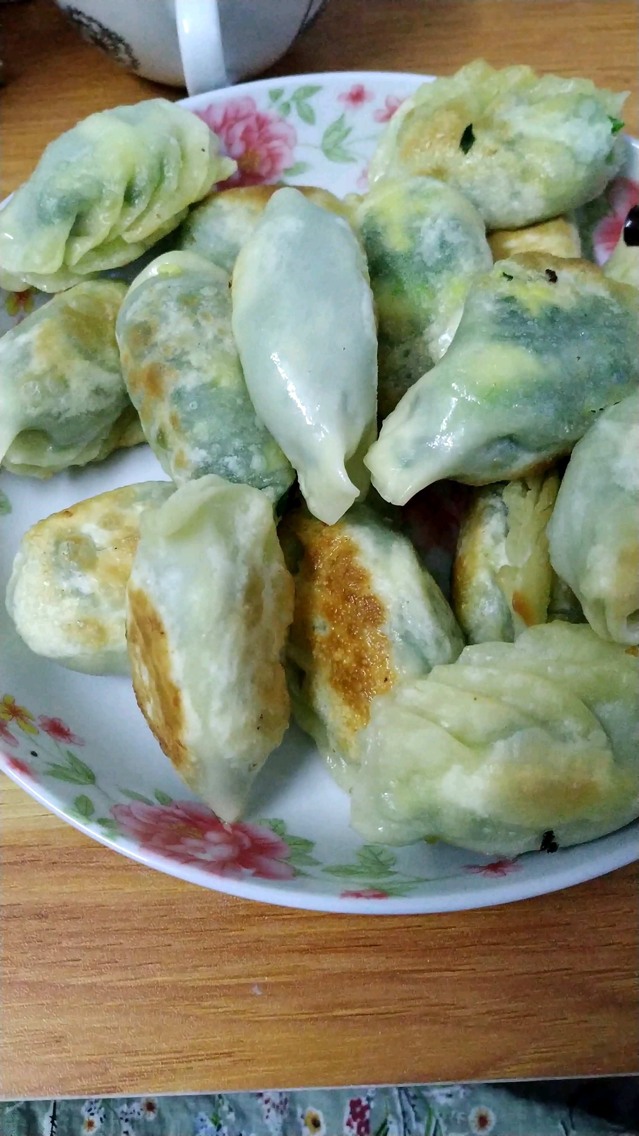鸡蛋韭菜煎饺,煎的还不够脆
