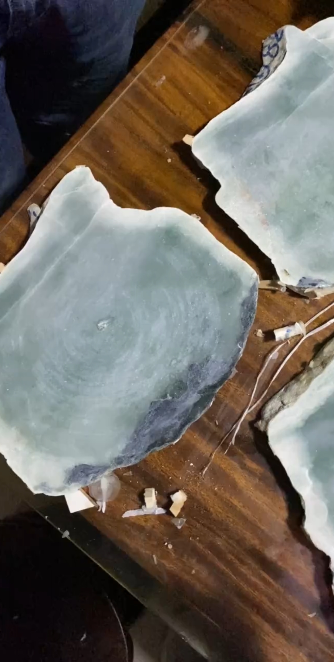 切出真多片翡翠手镯片料