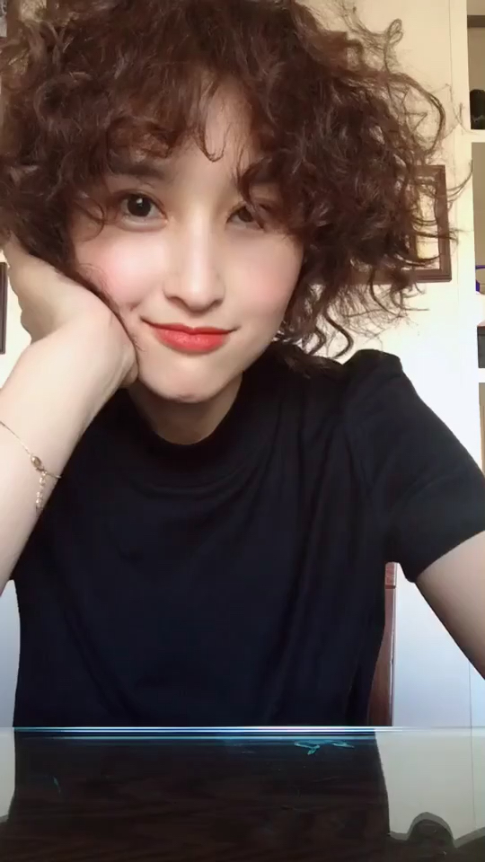 88年的老阿姨烫了个泡面头