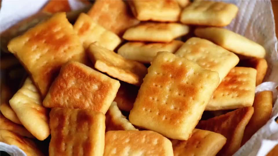 一碗面粉,不用烤箱,教你做出酥脆小零食,麦香浓郁,美味挡不住,放心无