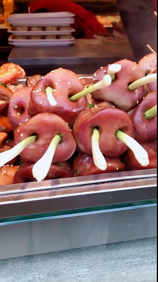 来道下饭菜……猪鼻插大葱