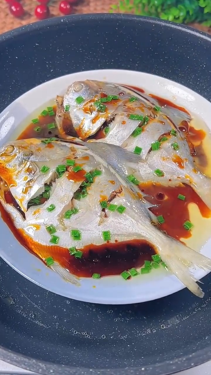 如果你不知道白鲳鱼怎么做可以试试这个清蒸葱油鲳鱼简单又好吃清蒸鱼
