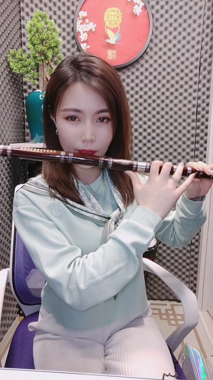 迷惑行为大赏#气质美女竹笛吹奏张国荣经典《沉默是金》,曲调悠扬