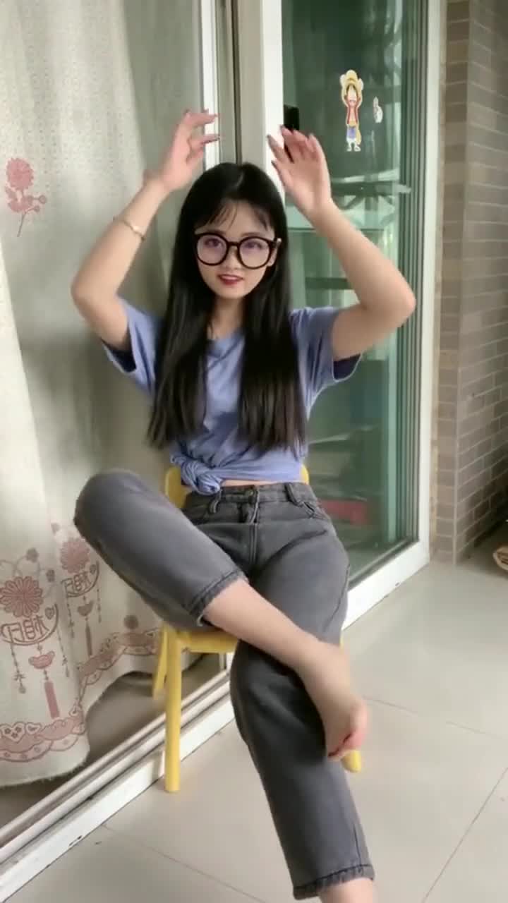 广西表妹今天没穿攻速袜用脚比心