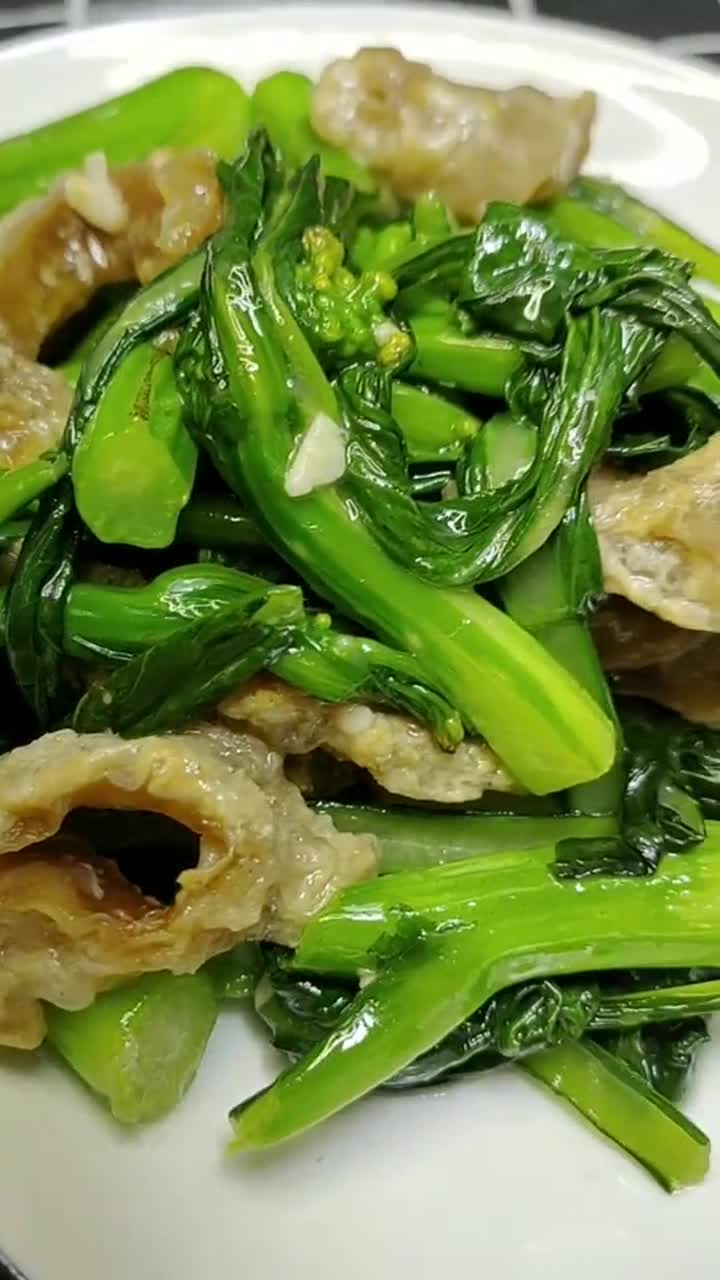我要上热门#猪油渣炒菜心,小时候经常吃,现在很少吃了