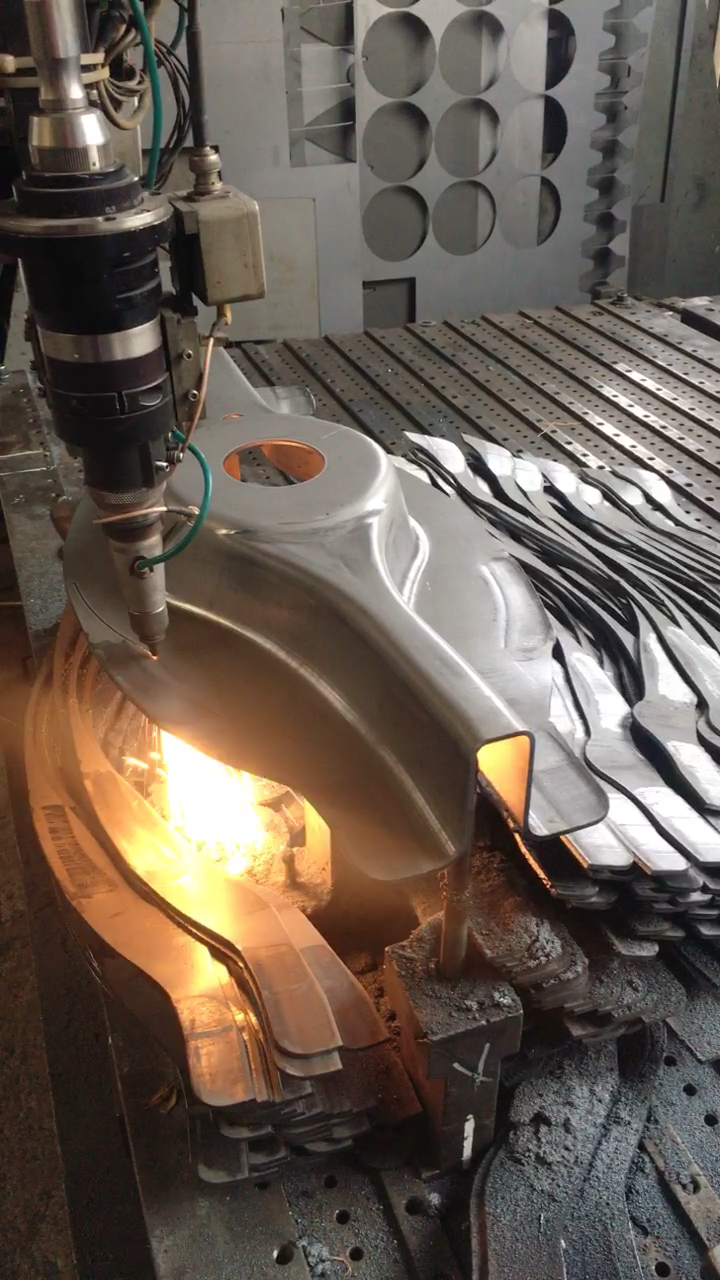 全民双十一津贴#汽车零部件,待翻边和边线切割!