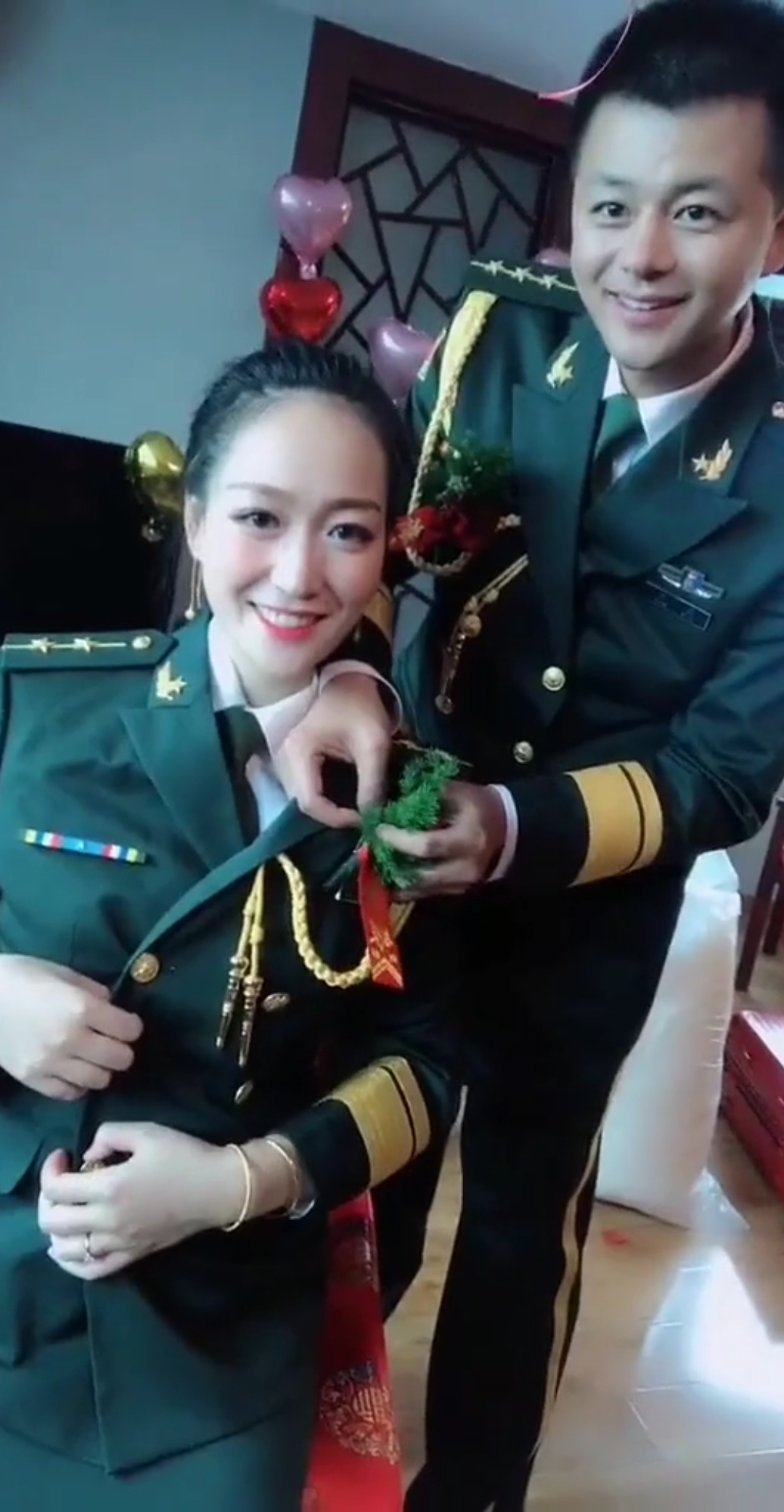 军哥军嫂结婚了,划到的沾沾喜气一起祝福吧!祝福天长地久海枯石烂