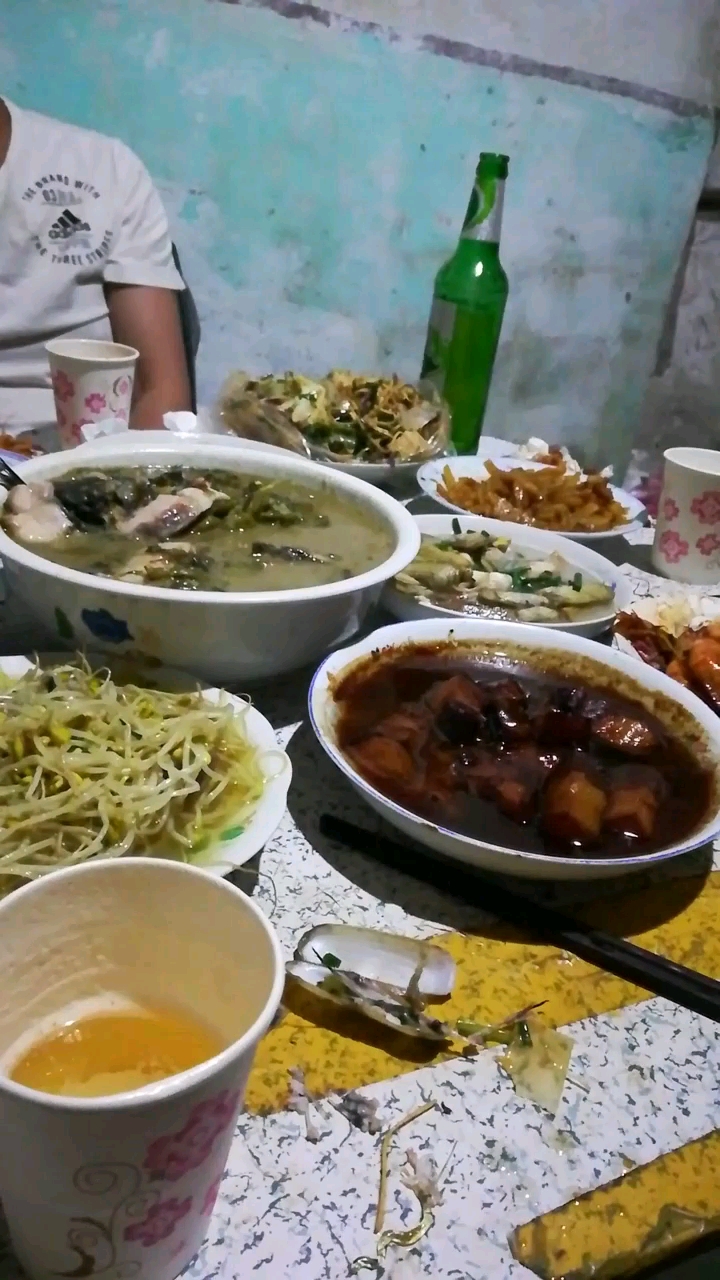 和朋友一起吃饭聊天