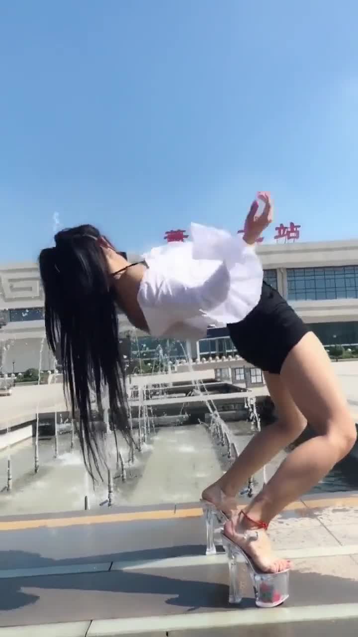 这个小姐姐火了,穿着20公分的高跟鞋下腰,美女是真勇敢啊!