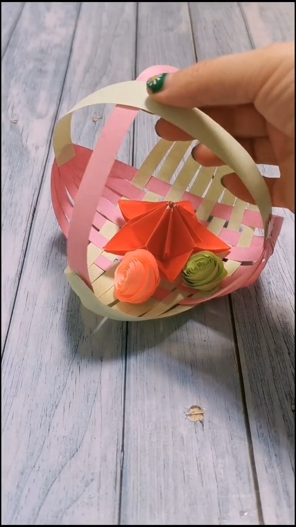 今天教大家一款手工折纸,编花篮-度小视