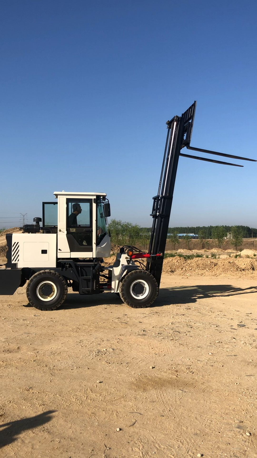 多功能侧移自动升降越野叉车