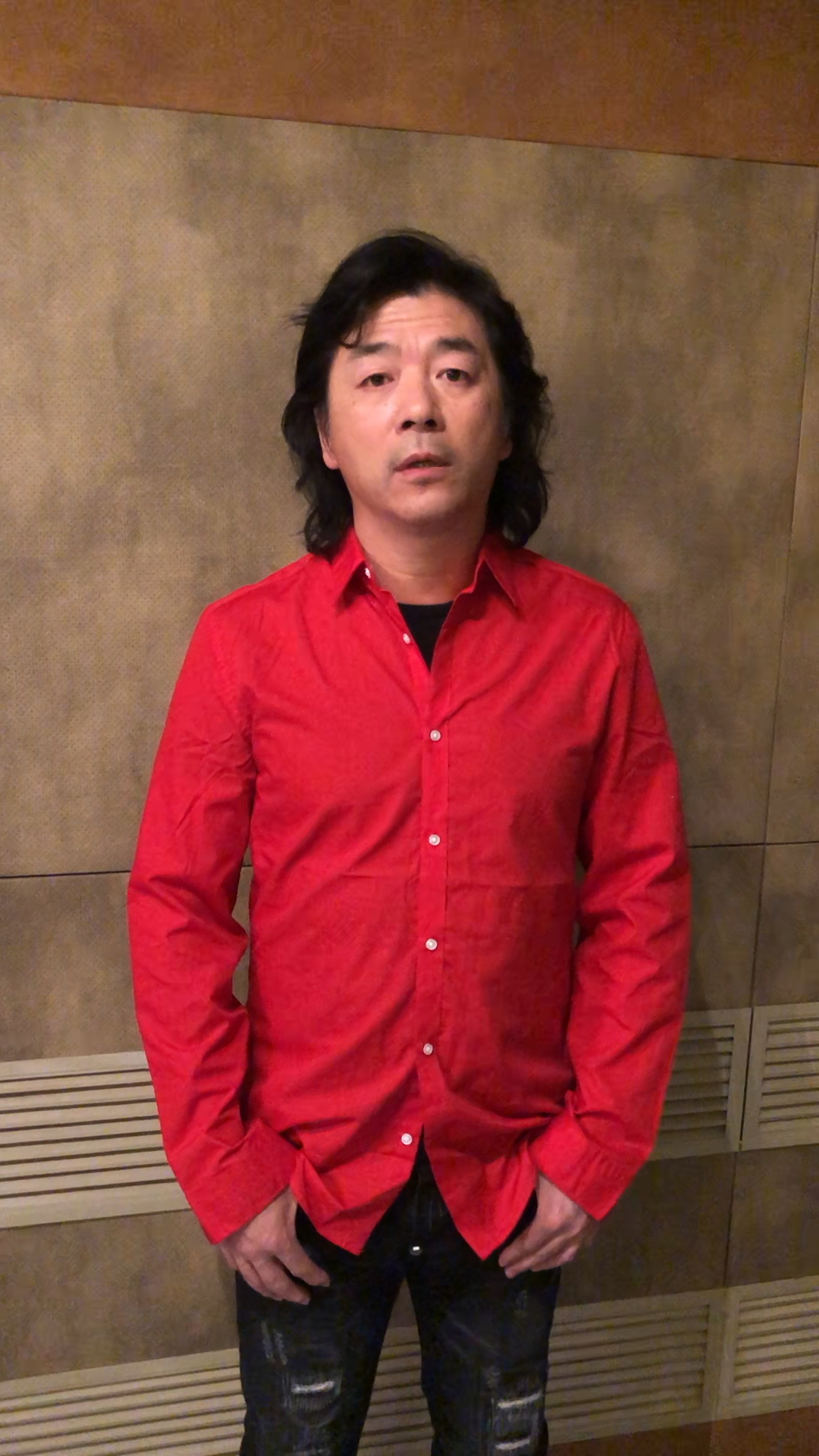 黑豹原主唱秦勇祝大家万事如意感谢朋友们对秦勇,大珍珠父子默默祝福