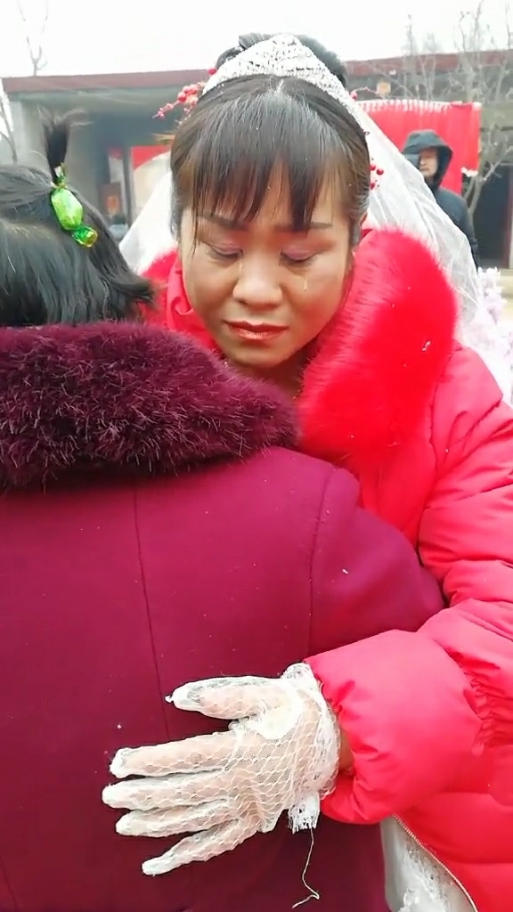 二婚新娘抱着婆婆哭成了泪人其中的心酸只有自己知道,成为一家人真的