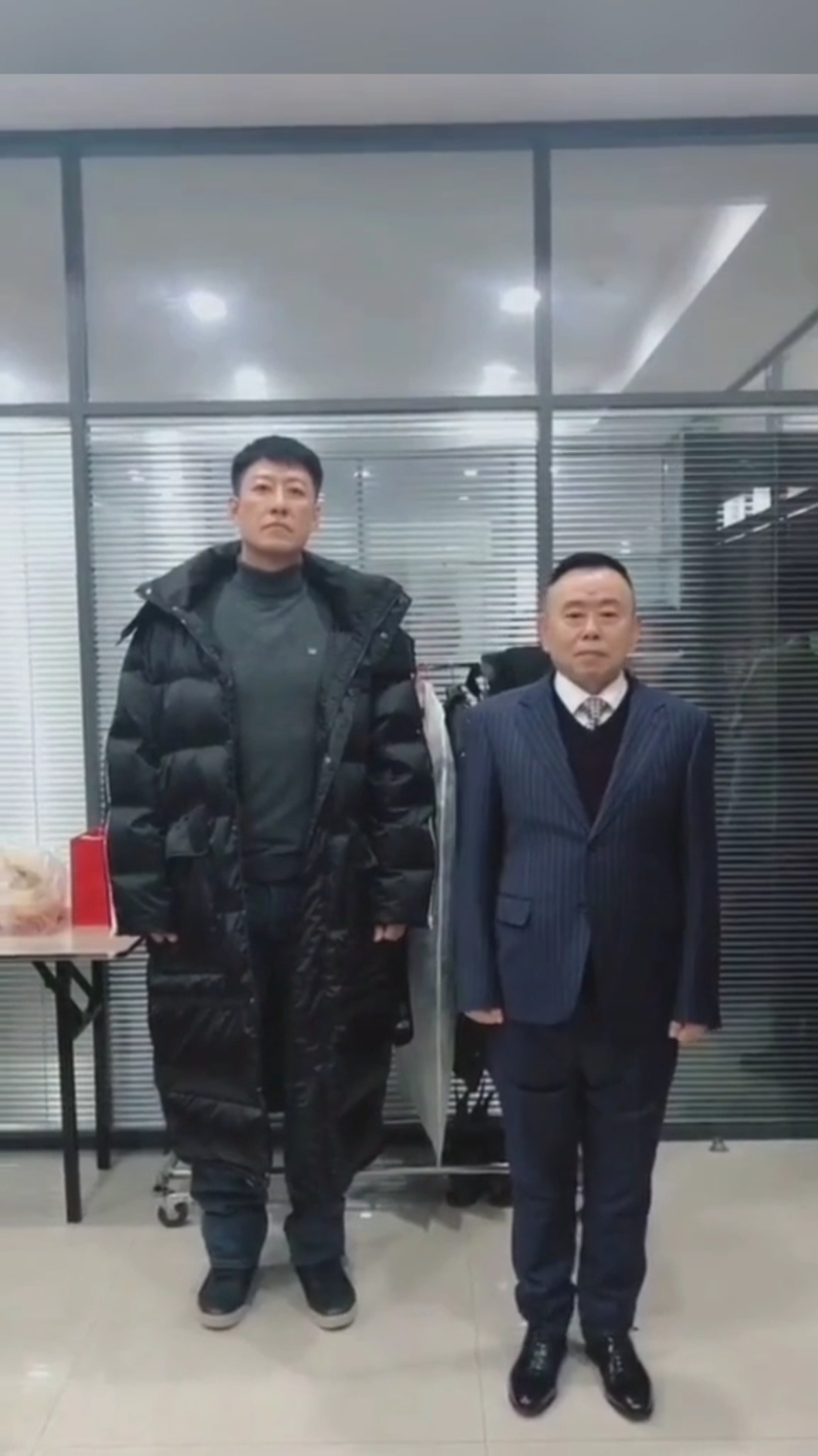 潘长江,于震 夹腿歪头舞,于震蒙圈撞上门框