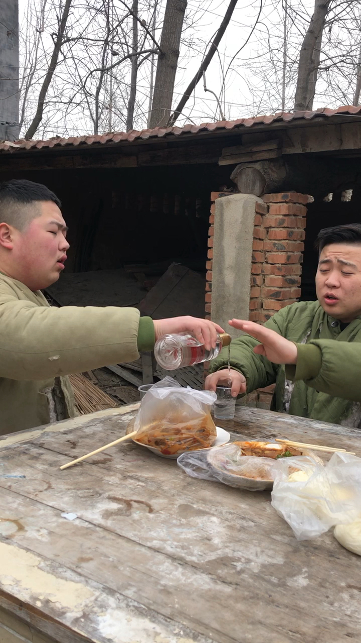 酒蒙子想喝酒碰到大抠门