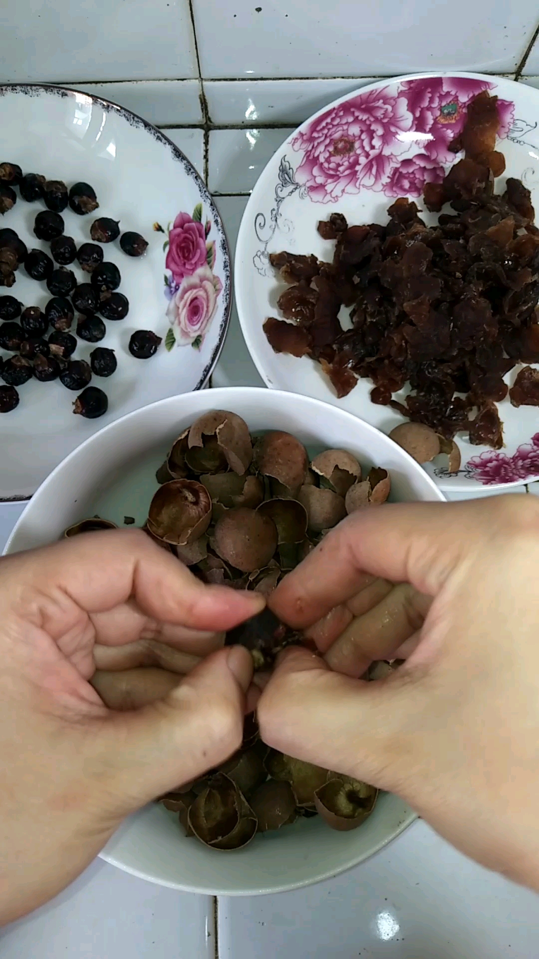 自己气血不太足手工剥桂圆肉加西洋参按古方蒸玉灵膏补气血