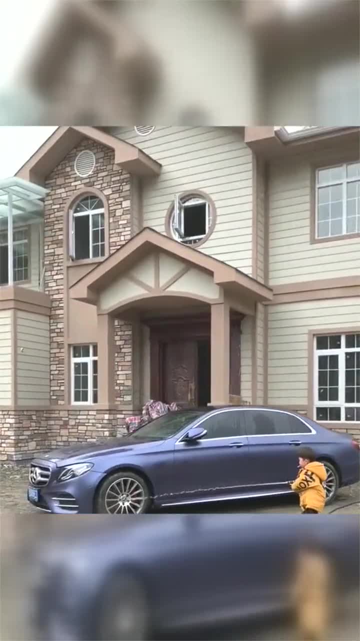 27岁靠自己的努力,一栋别墅辆奔驰,家庭美满知足了!