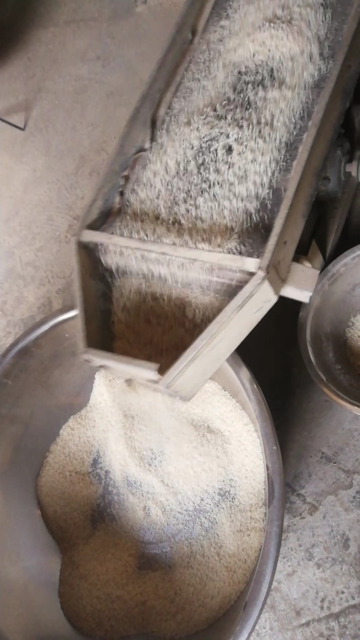 家里米缸见底了!上街弄点大米.