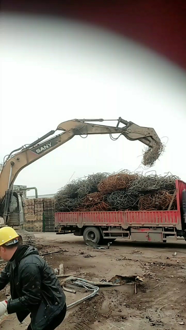 这车废钢筋装车满了!牛逼的挖掘机驾驶员!