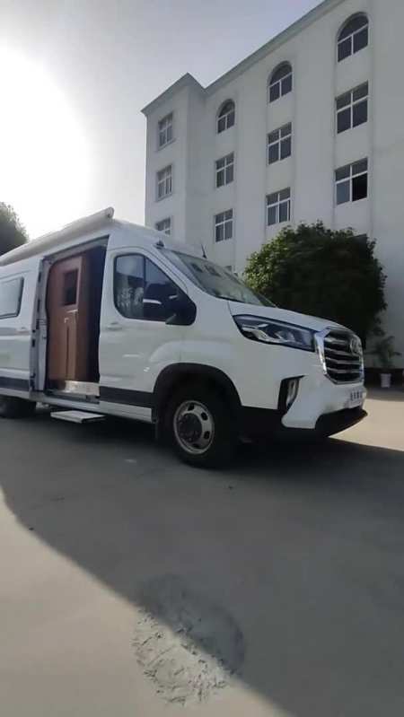 不到30w的大通v90房车,经典2 2 2对卡6座布局,横床上下铺 电动升降