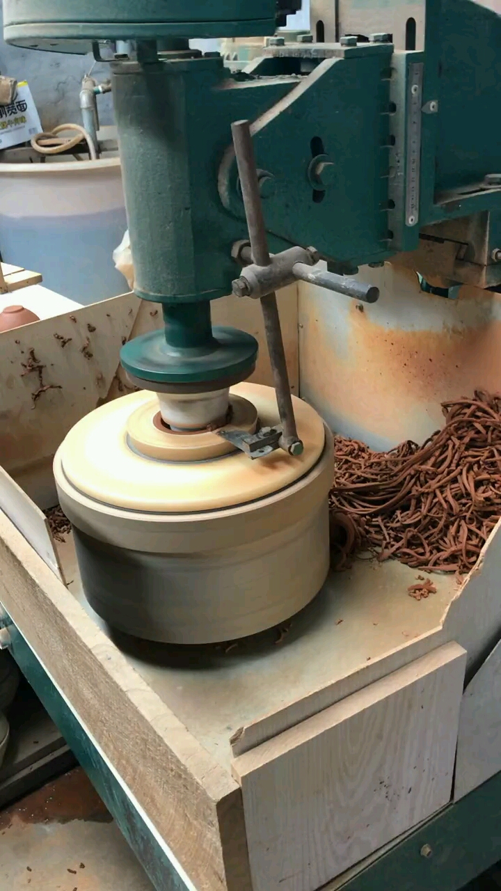全民正能量#现代工艺建盏机器压坯过程