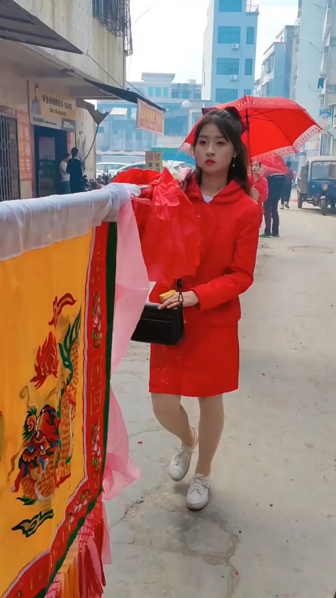 潮汕民俗扛大旗看到这位美女我可算明白了