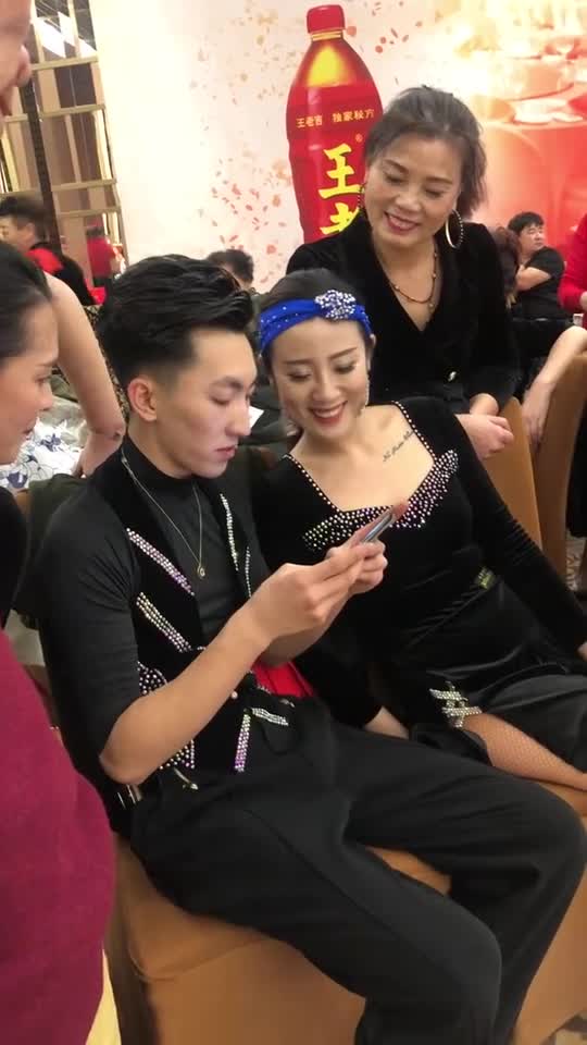 跨年留念果果不不和不不妈妈一家三口都是大网红