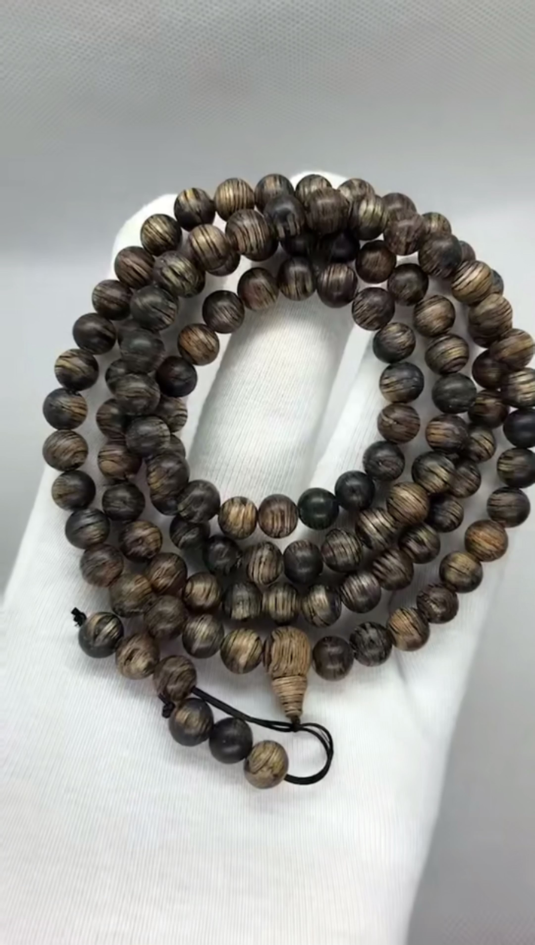 海南虎斑纹沉香,花香甜味十足,油脂清晰,色泽漂亮,品相很美.