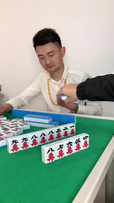 第一次打麻将没经验,但是这个牌不是七万就胡了吗,谁能指点一下!