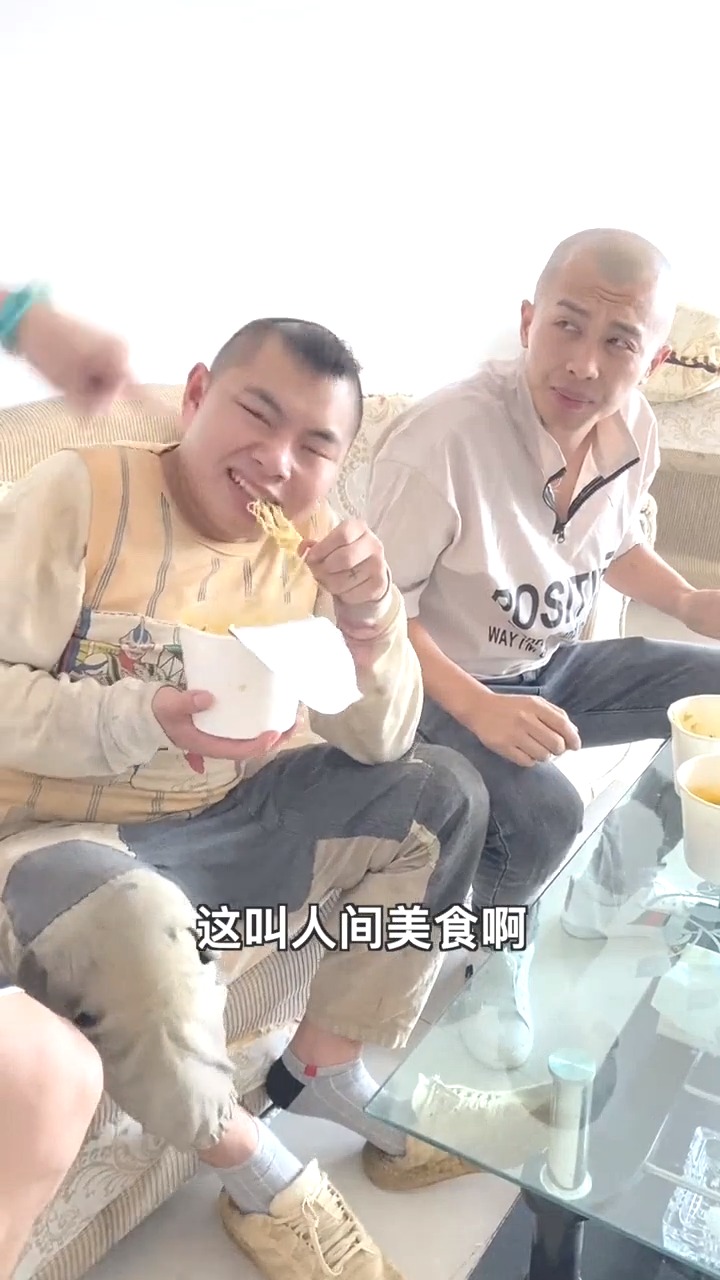 搞笑段子剧#大哥带农村小弟去吃好吃的,结果却对兄弟做出这种事